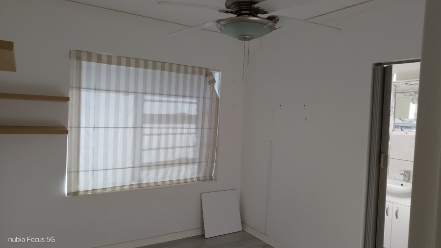 To Let 4 Bedroom Property for Rent in Wavecrest Eastern Cape